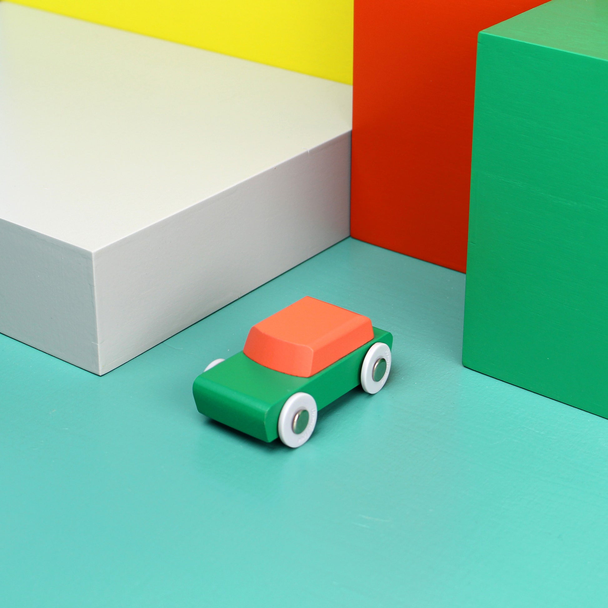 Duotone Car #1│Floris Hovers│Ikonic│Houten Speelgoedauto│art. 190194│naast gekleurde blokken