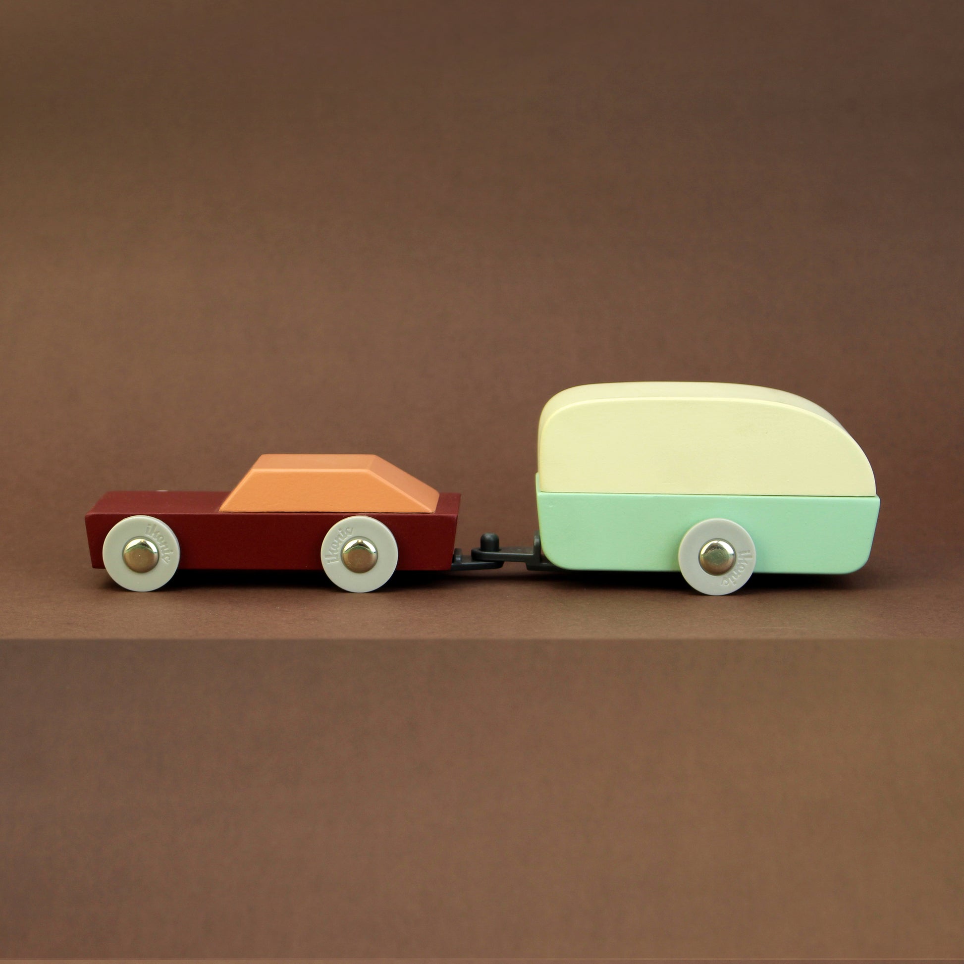 Duotone car #8 Floris Hovers│Ikonic│Houten Speelgoedauto│art. 190206│op bruine achtergrond