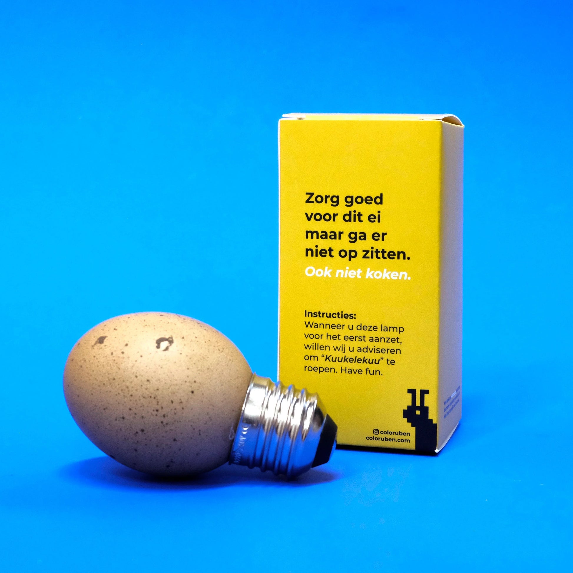 Egglamp Bruin│liggend naast verpakking met blauwe achtergrond
