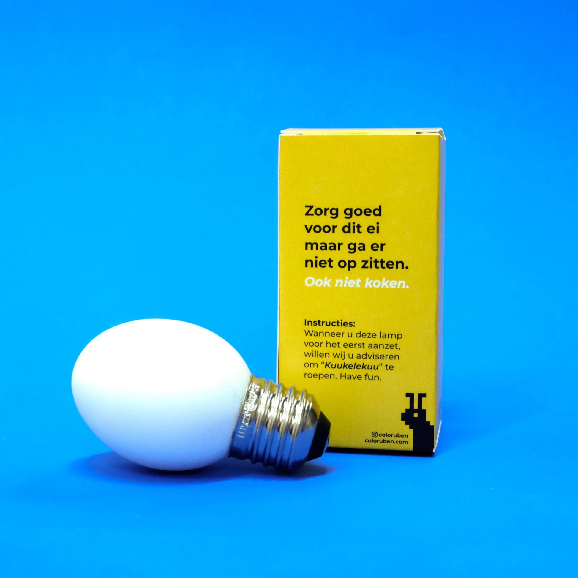 Egglamp Wit│liggend naast verpakking met blauwe achtergrond