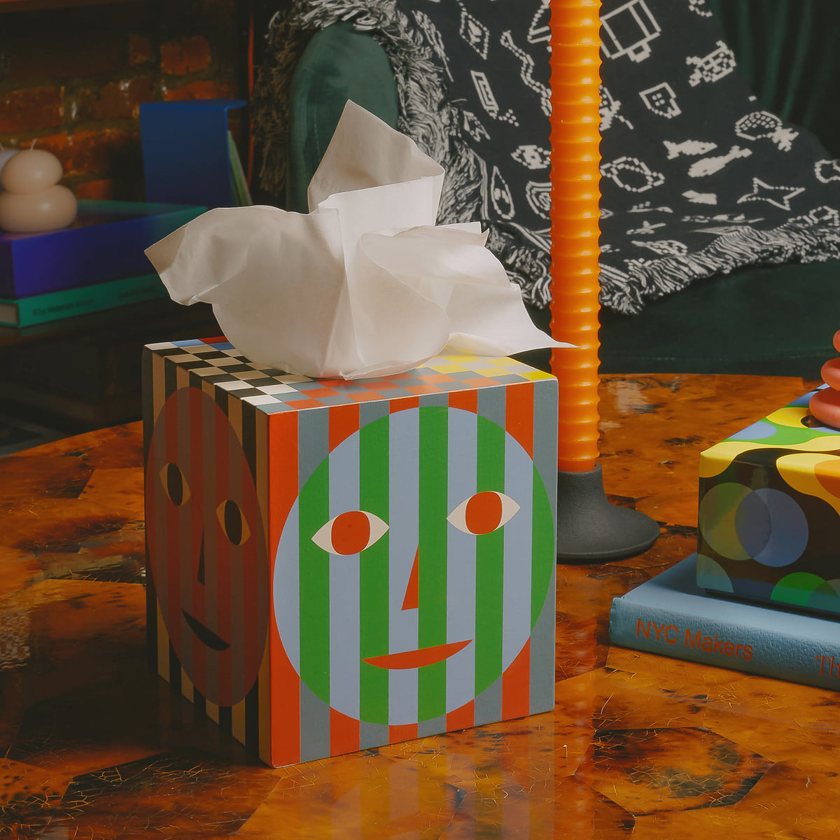 Everybody Tissue Box Holder│Dusen Dusen│Areaware│art. DDHETB│op houten tafel naast kaars en boeken