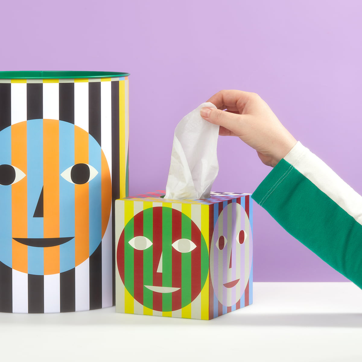 Everybody Tissue Box Holder│Dusen Dusen│Areaware│art. DDHETB│op witte tafel met hand die tissue pakt