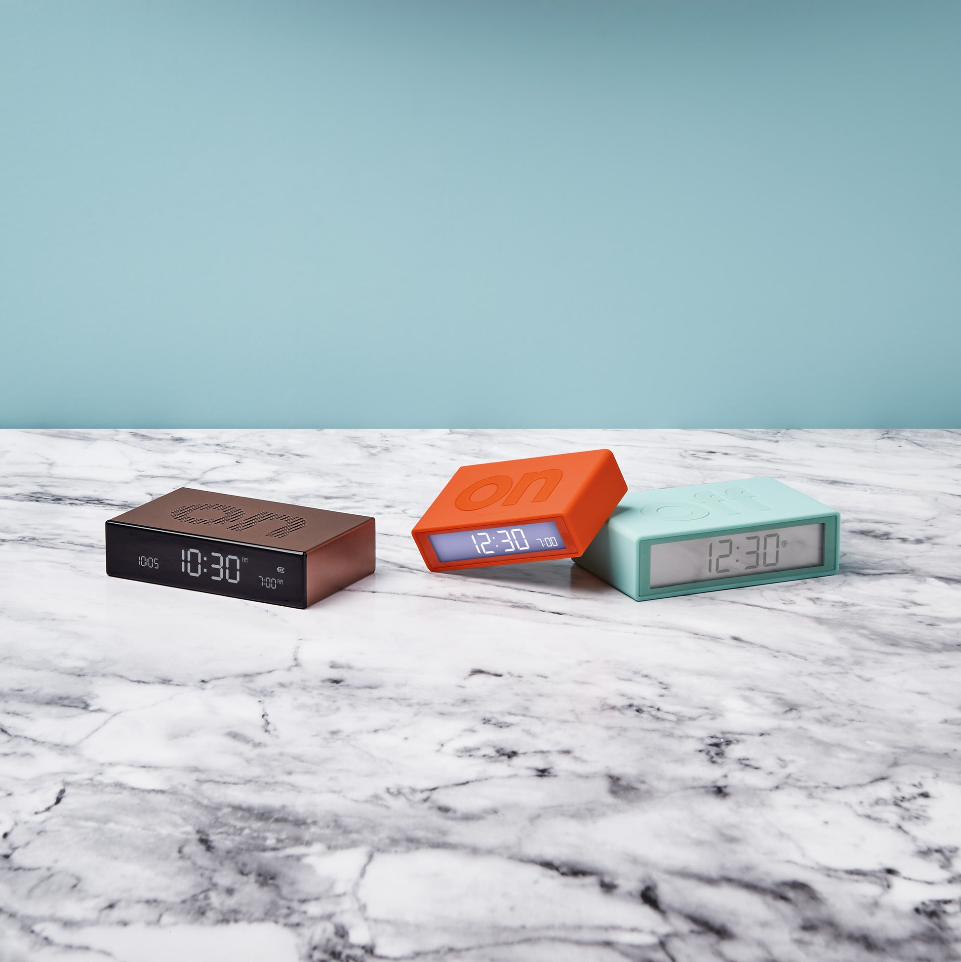 Lexon Flip+ Wekker Digitaal│radiogestuurd│art. LR150M1│diverse soorten op marmeren tafel