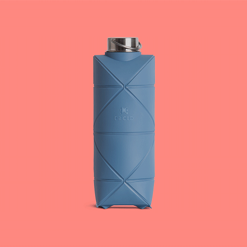 Difold Origami Waterfles Sleek Bue│art. DFOB25/750GSLBL│open en dicht met roze achtergrond