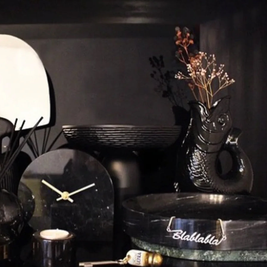 Gluckigluck Waterkaraf Vis│Zwart│Gluggle Jug│art. G31155/B/W│op tafel met diverse zwarte accressoires