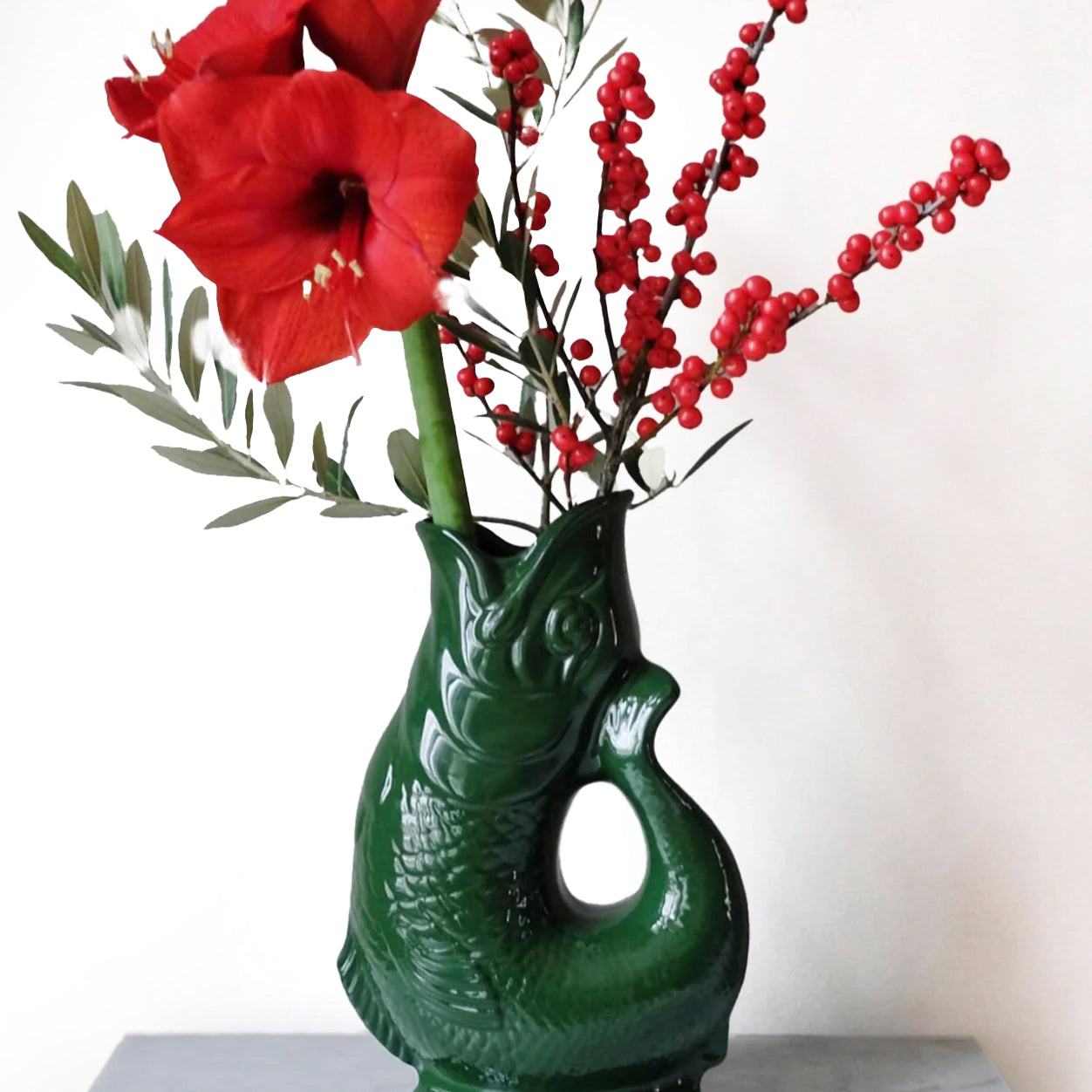 Gluckigluck Waterkaraf Groen│Guggle Jug│art. G31155/GN/W│als vaas met rode bloemen