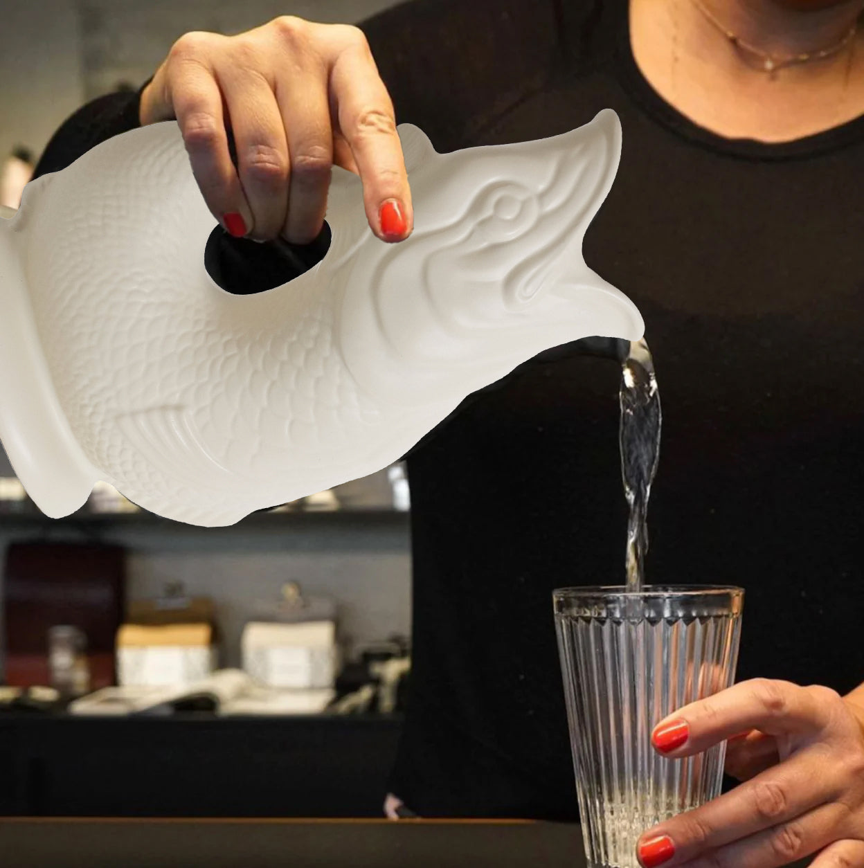 Gluckigluck Waterkaraf Mat Sand│art. G31155/SAND/W│in hand die water in glas schenkt