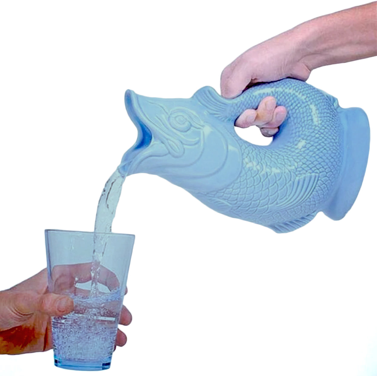 Gluckigluck Waterkaraf Vis│Lichtblauw│Guggle Jug│art. G31155/PB/W│water schenkend in glas met witte achtergrond