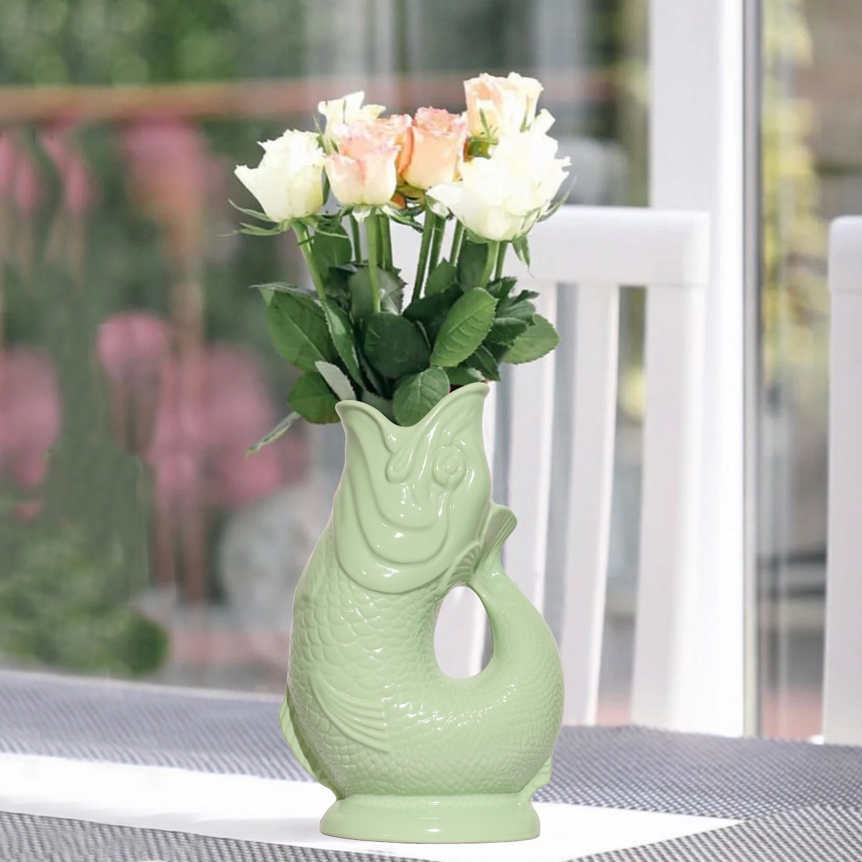 Gluckigluck Waterkaraf Vis Pistachio│art. G31155/PIST/W│op tafel met witte bloemen