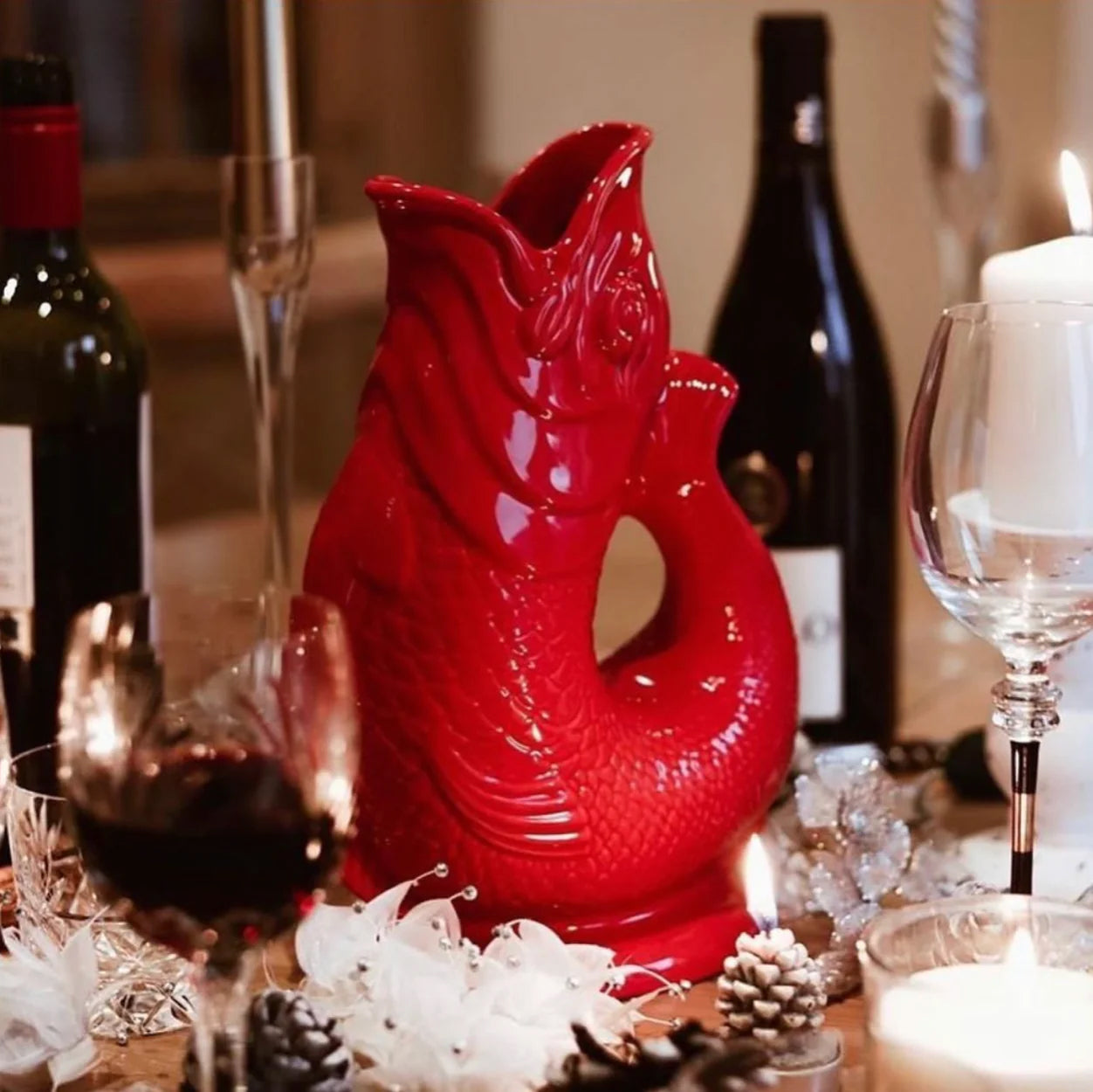 Gluckigluck Waterkaraf Vis│Rood│Guggle Jug│art. G31155/R/W│op dinertafel met wijn en glazen