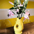 Gluckigluck Waterkaraf Vis SunSun│art. G31155/SUN/W│op tafel met wit/geel behang op achtergrond