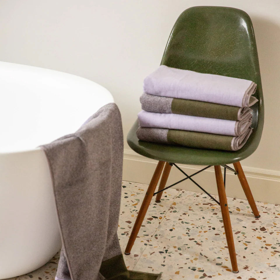 Handdoeken Set Blend Green & Lilac Lex Pott│art. LPTTSET50GRLI│gestapeld op Eames stoel