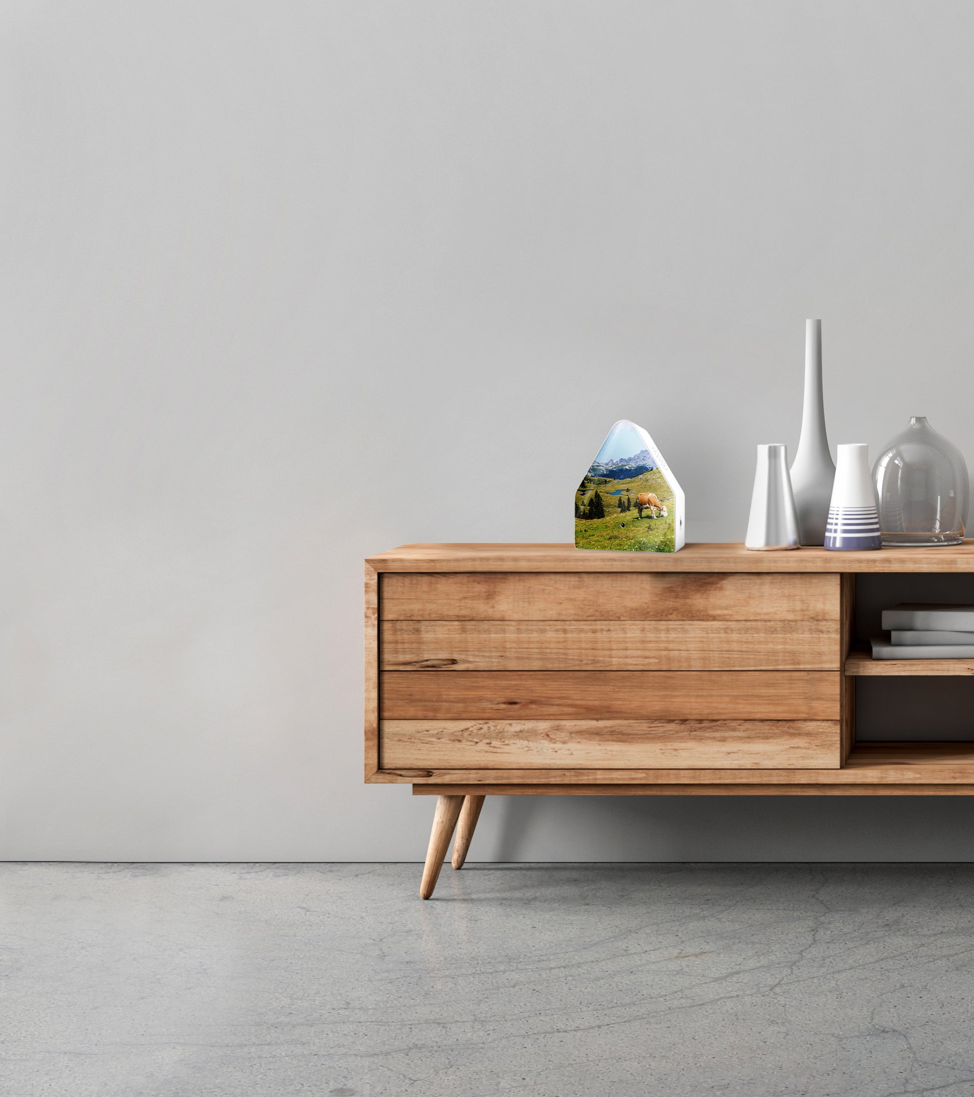 Heidibox Alpenweide│Huisje met Alpengeluiden│art. 11HBX0701001│op houten dressoir