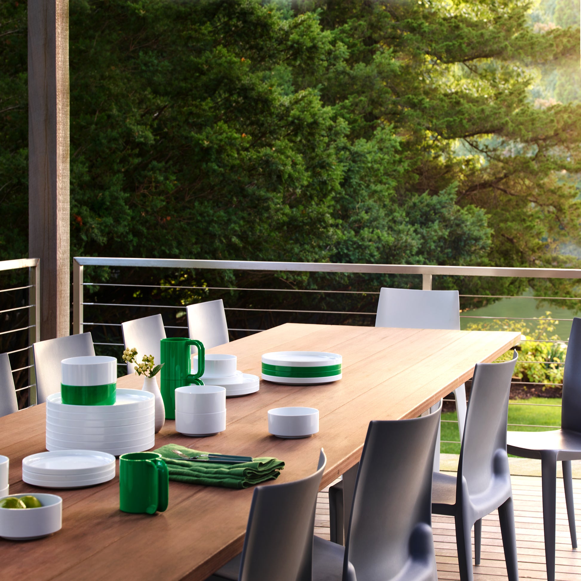 Heller Max Dinnerware Plate Small Green│art. 102-09-06│met wit servies op buitentafel