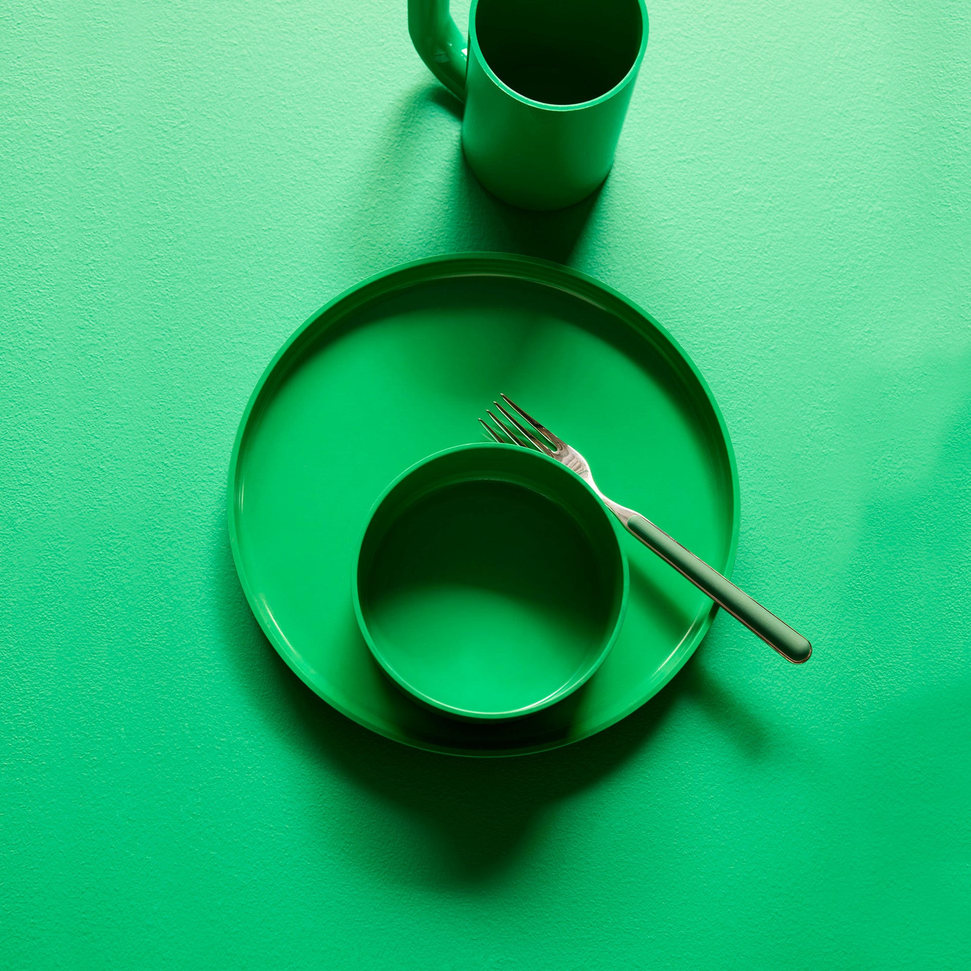 Heller Max Dinnerware Plate Small Green│art. 102-09-06│bovenaanzicht met Bowl en Mug