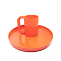 Heller Max Dinnerware│Mugs Orange set/6│Vignelli│art. HWM-OR06│mok staand op groot bord