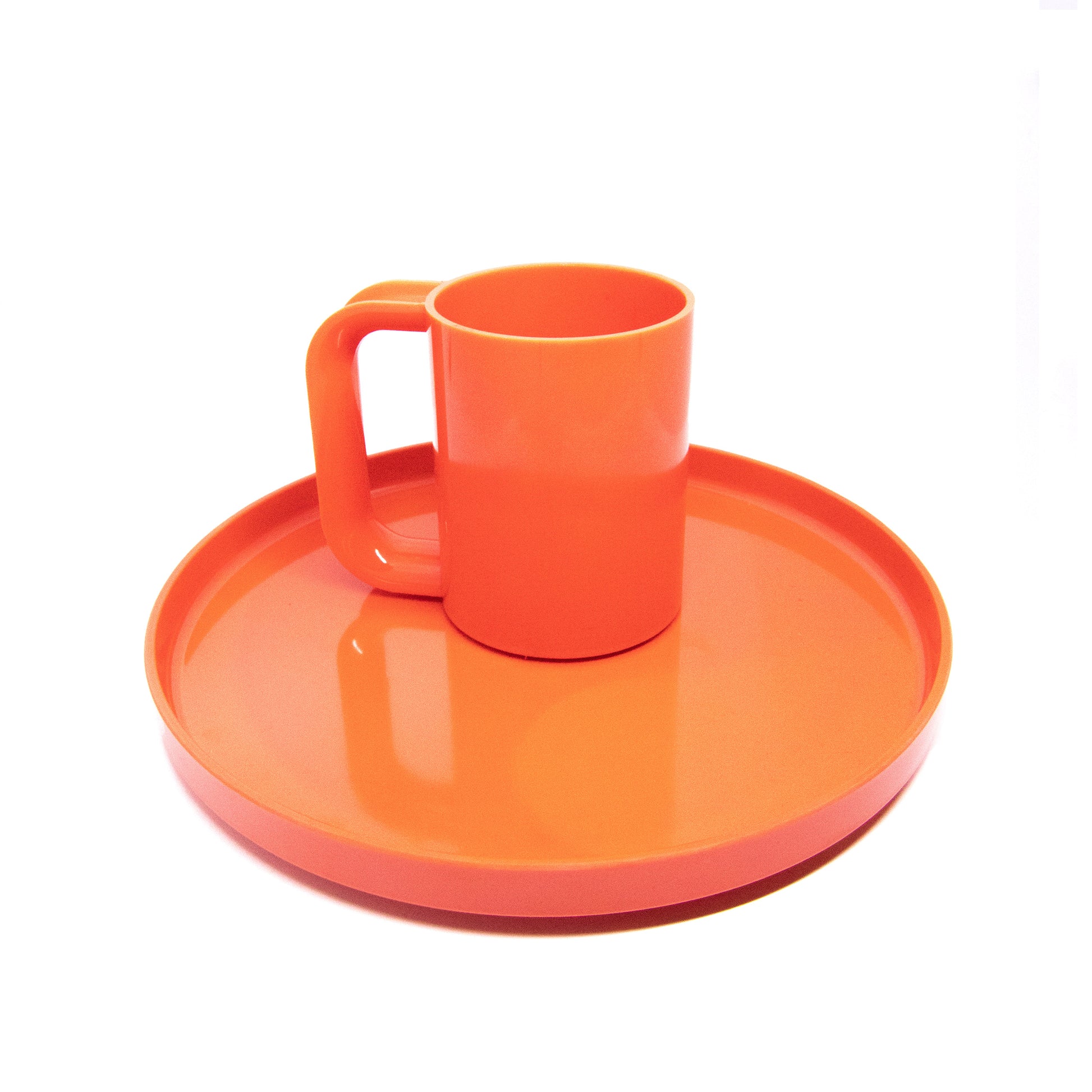 Heller Max Dinnerware│Mugs Orange set/6│Vignelli│art. HWM-OR06│mok staand op groot bord