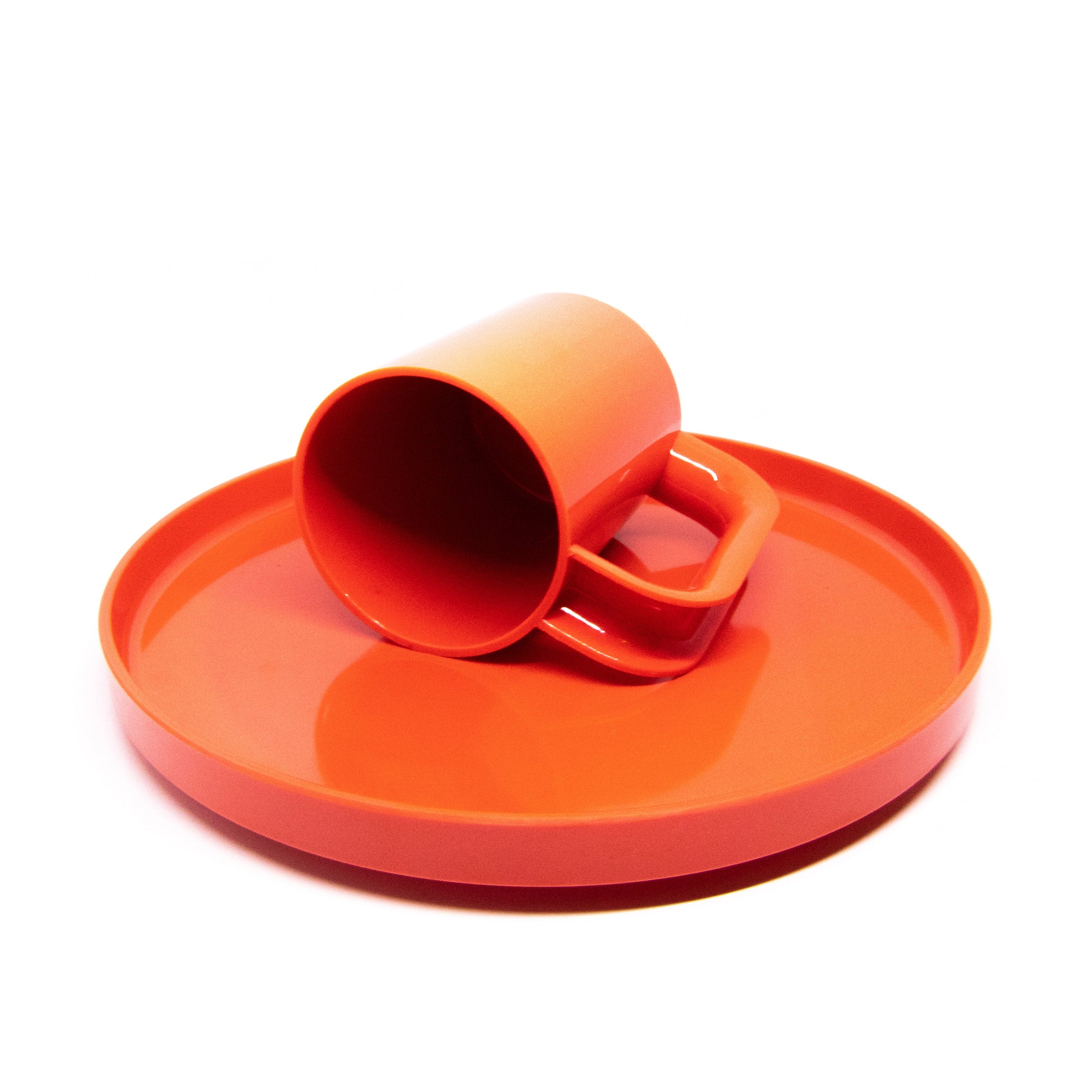 Heller Max Dinnerware│Mugs Orange set/6│Vignelli│art. HWM-OR06│losse mok liggend op bord