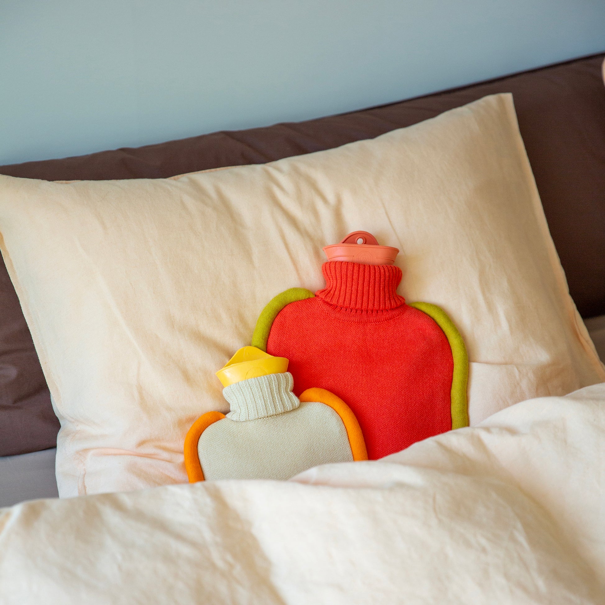 Warmwaterkruik Katoen Bumper Poppy Orange│Suite702│art. BHWBPO│met mini versie op kussen onder deken