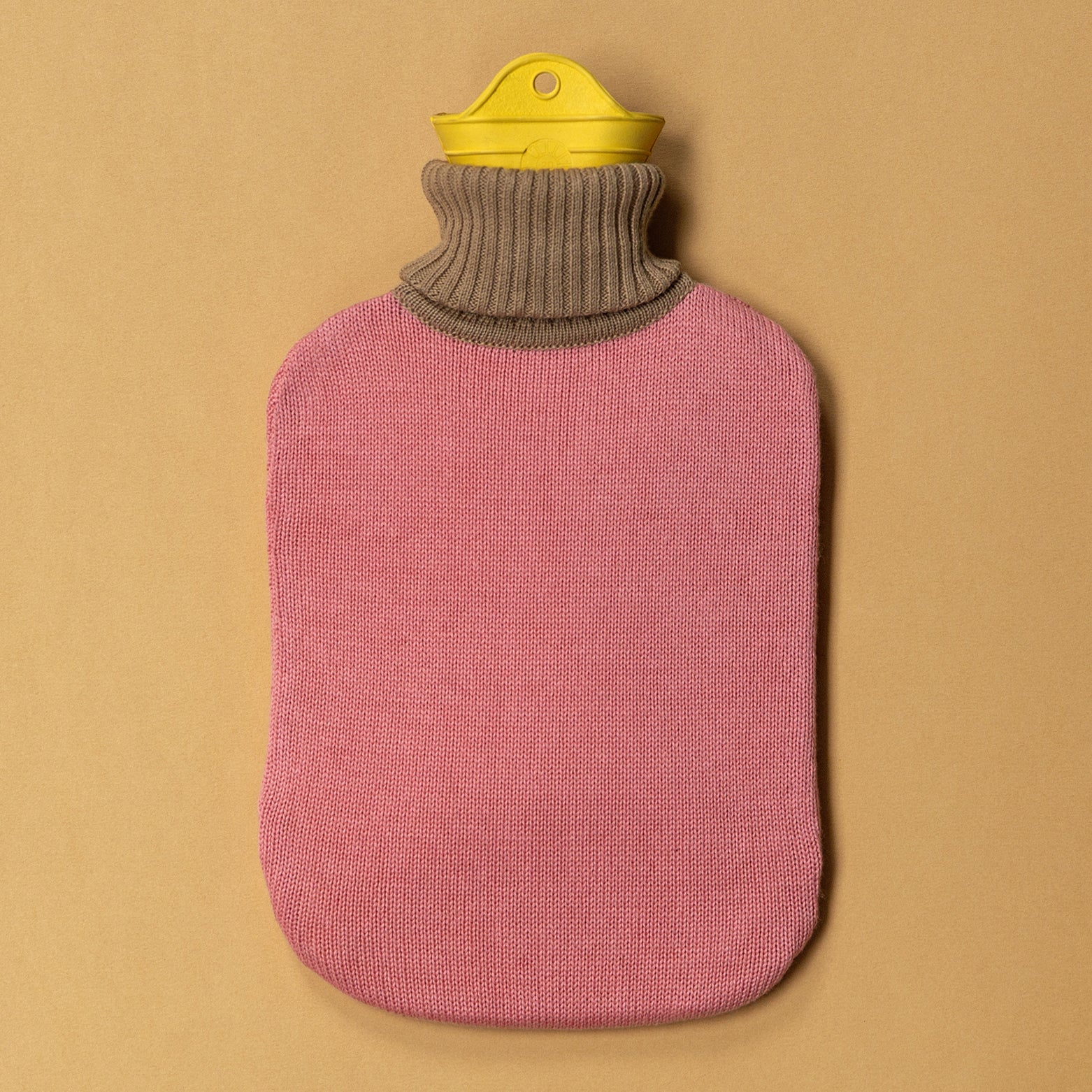 Warmwaterkruik Katoen Suite702 Pink│liggend recht met gele achtergrond│art. HWBP