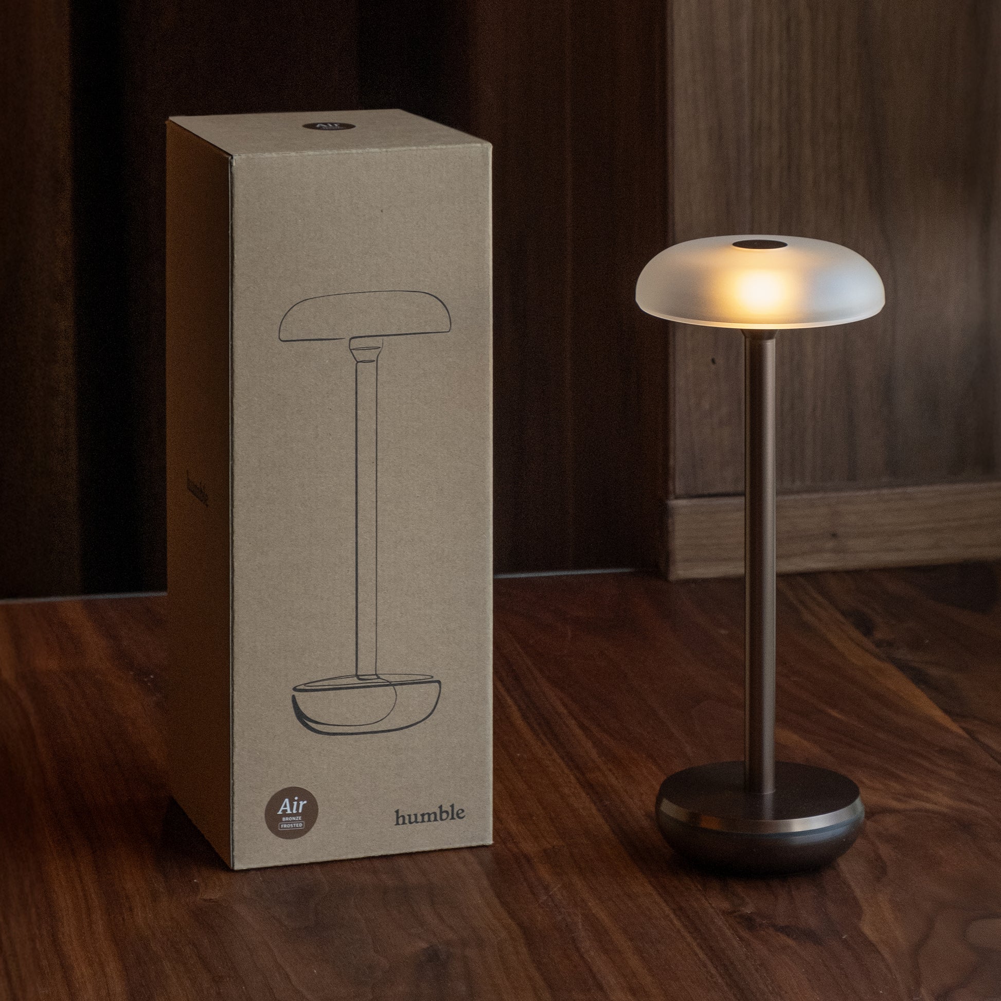 Humble Air Bronze Frosted│art. HUMTL00505│naast verpakking op houten kast