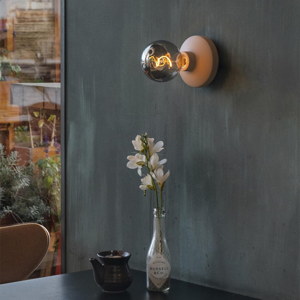 Humble Bulb G95 Smoked│Humble Lights│art. HUMAC00025│Humble Bee Beige met lichtbron tegen betonnen wand