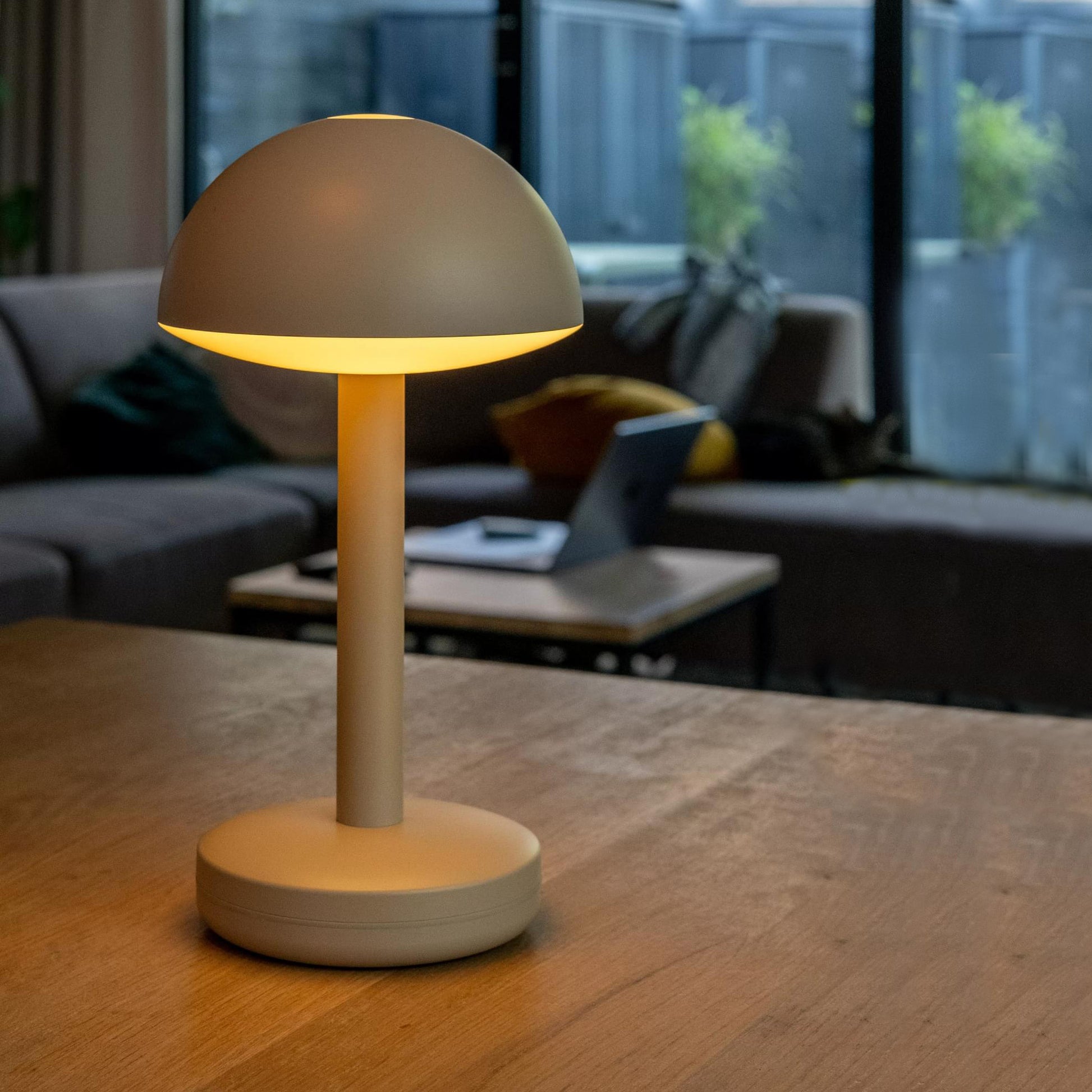 Humble Bug Oplaadbare Tafellamp Beige│Op houten tafel met licht aan│art. HUMTL00302