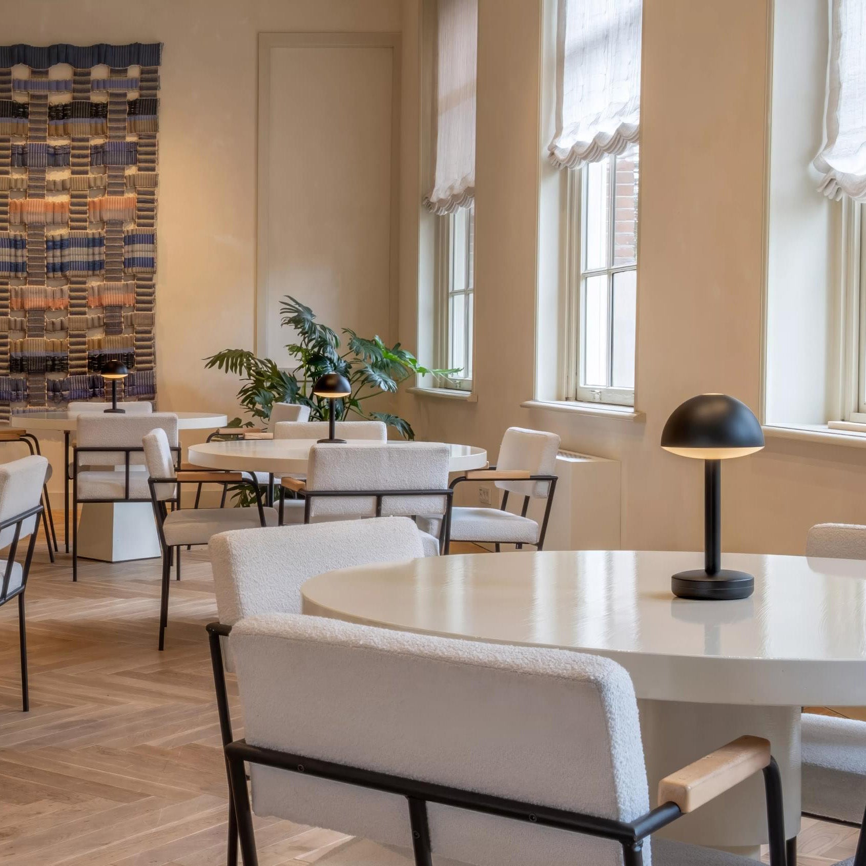 Humble Bug Oplaadbare Tafellamp Zwart│meerdere stuks op tafels in restaurant│art. HUMTL00301