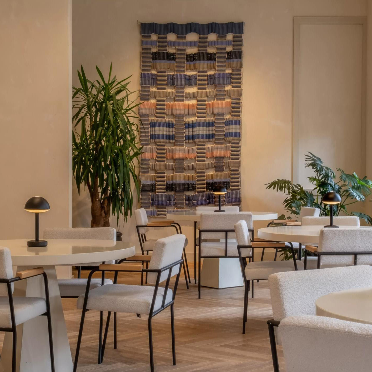 Humble Bug Oplaadbare Tafellamp Zwart│voorkant met witte achtergrond│art. HUMTL00301op ronde tafels in restaurant