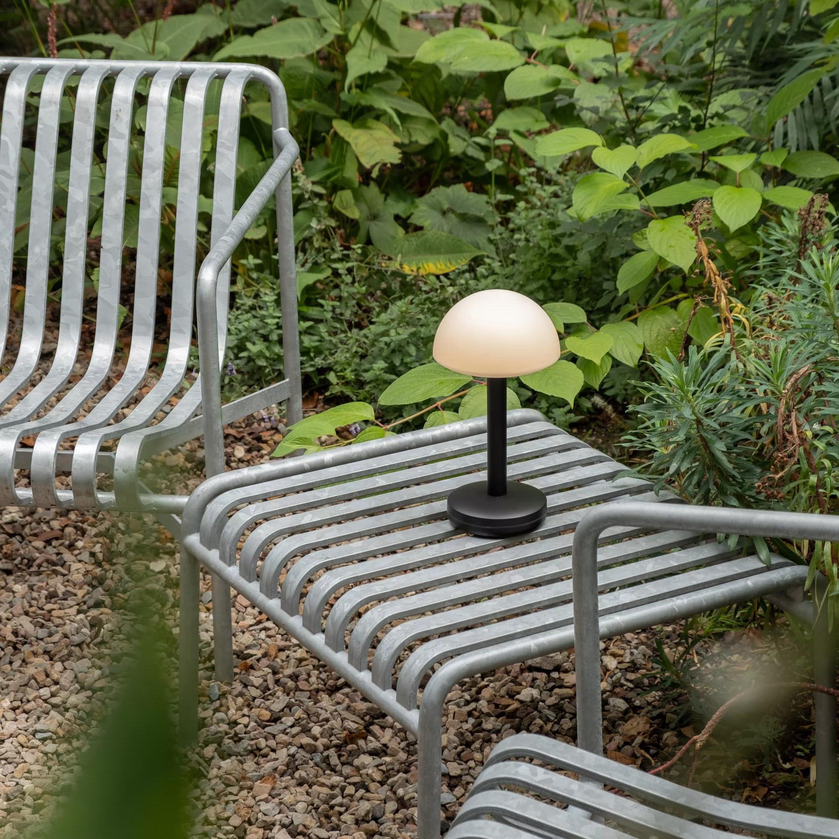 Humble Bug Oplaadbare tafellamp Frosted Zwart│op metalen tuinset met licht aan│art. HUMTL00304
