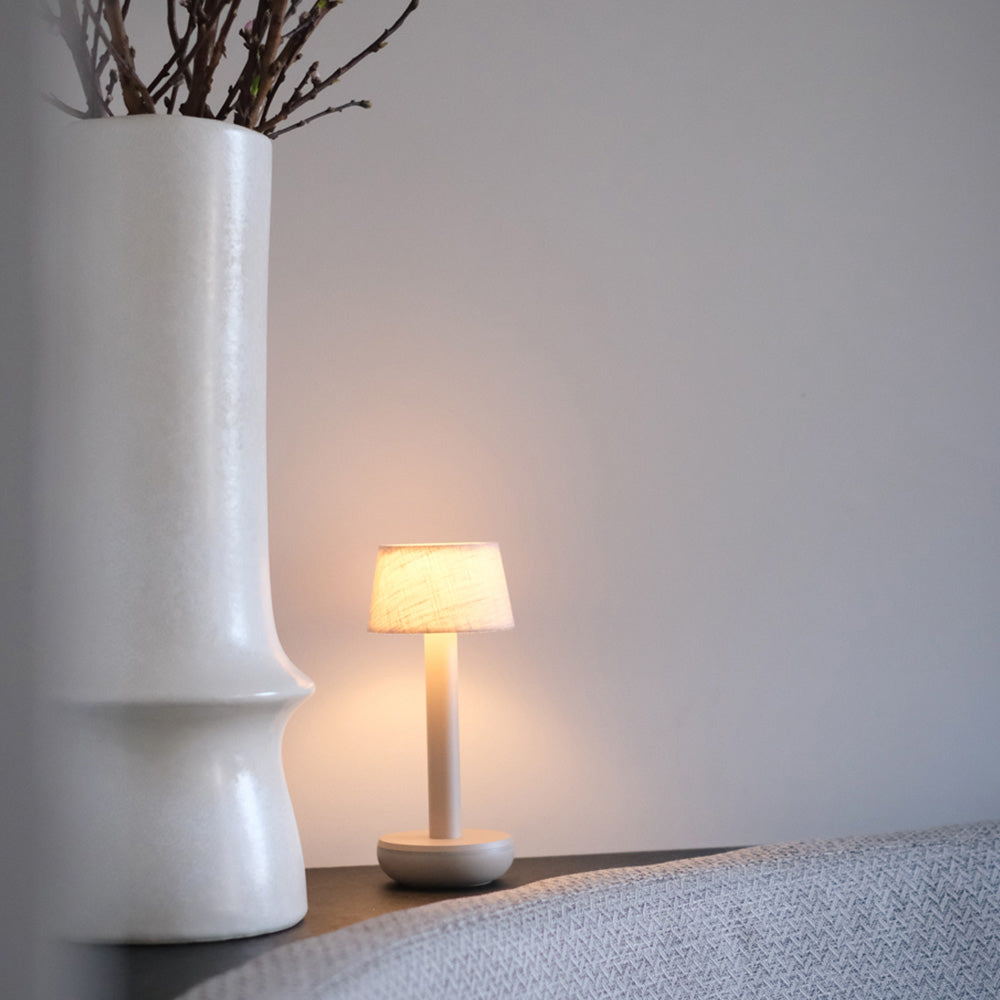 Humble Two Oplaadbare Tafellamp Beige-Beige Linnen│Draadloos│art. HUMTL00214│op dressoir naast vaas