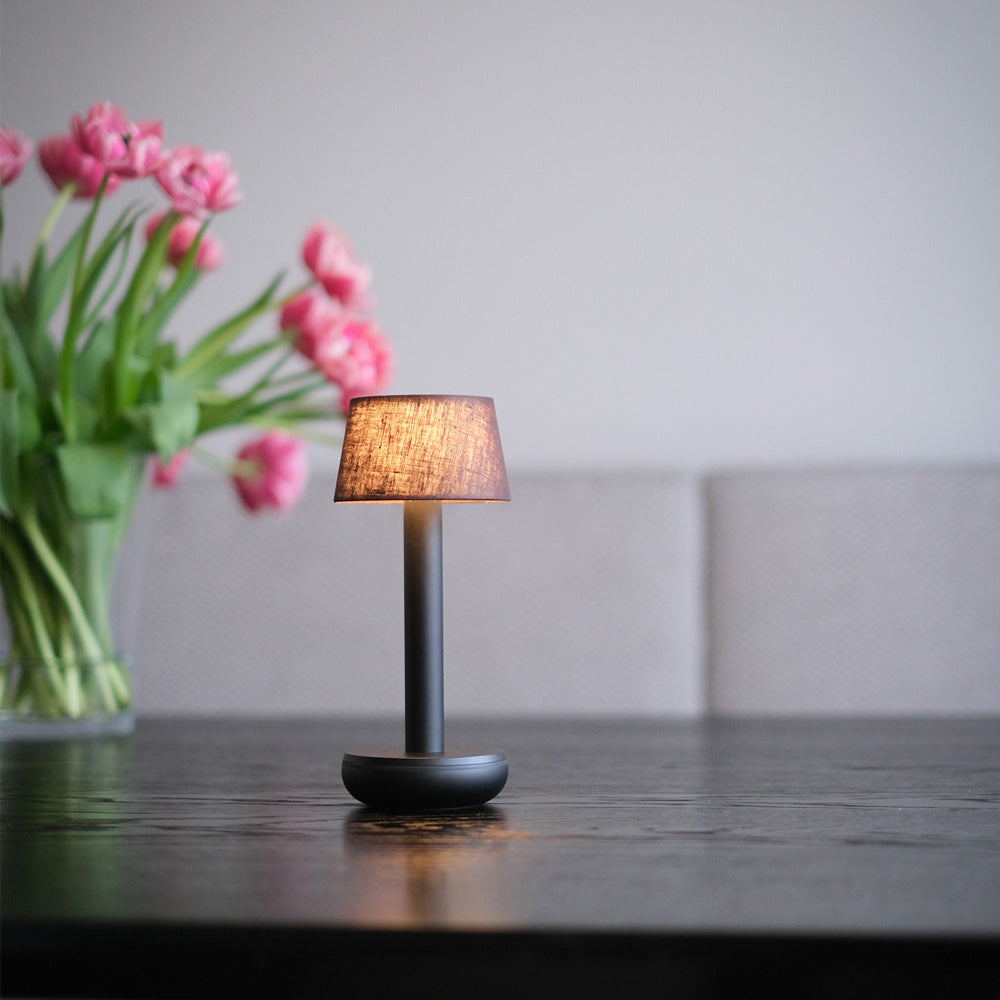 Humble Two Oplaadbare Tafellamp Zwart-Bruin Linnen│Draadloos│art. HUMTL00215│op houten tafel met licht aan