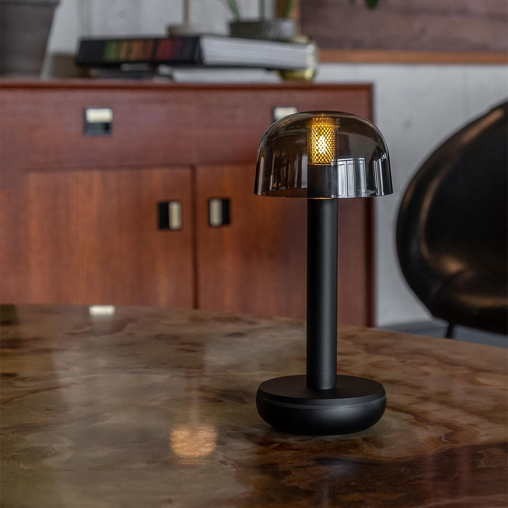 Humble Two Oplaadbare Tafellamp Zwart Smoked│Draadloos│art. HUMTL00210│op marmeren tafel in interieur met licht aan