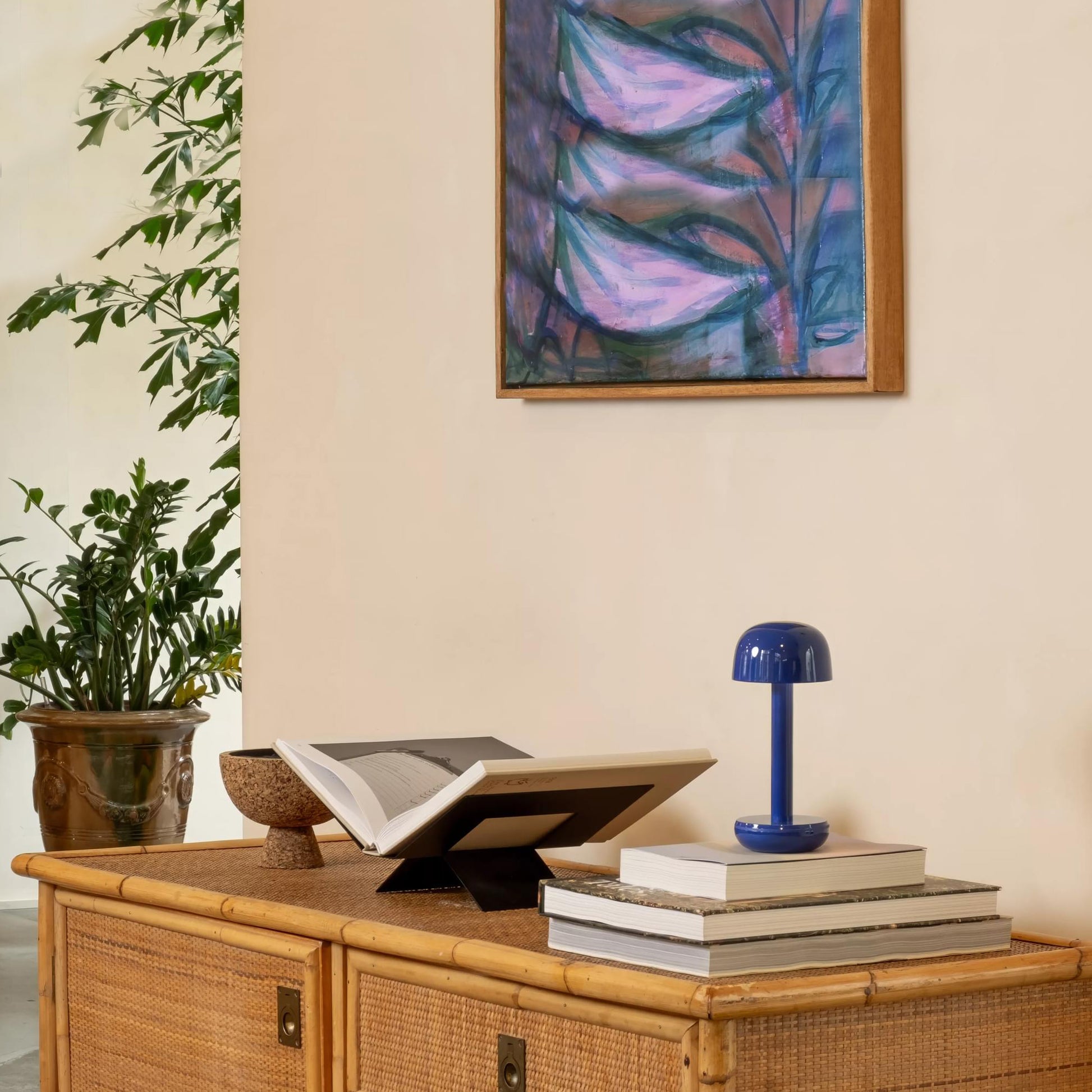 Humble Two Oplaadbare Tafellamp Cobalt Blue│op rotan dressoir│art. HUMTL00219