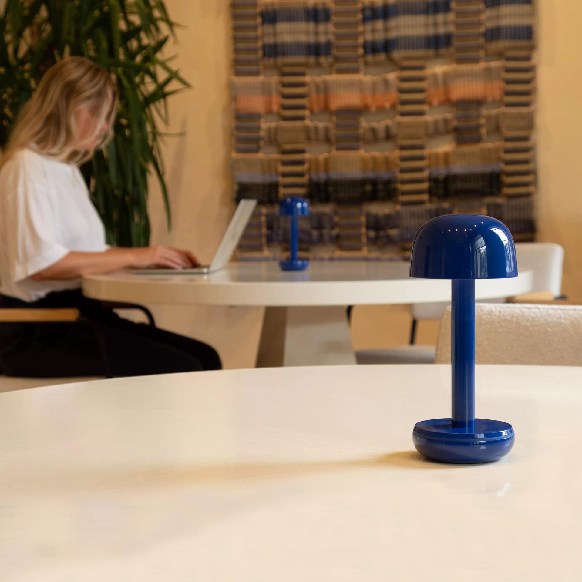 Humble Two Oplaadbare Tafellamp Cobalt Blue│twee stuks op witte tafels in restaurant│art. HUMTL00219