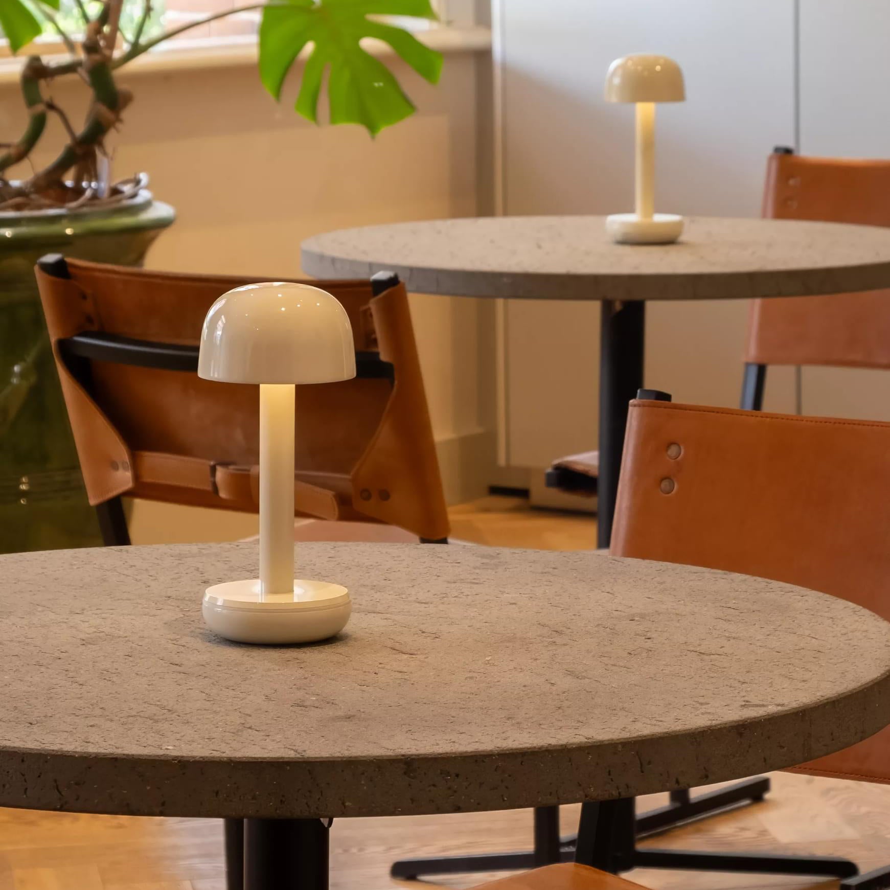 Humble Two Oplaadbare Tafellamp Ivory│op ronde tafel in restaurant│art. HUMTL00218