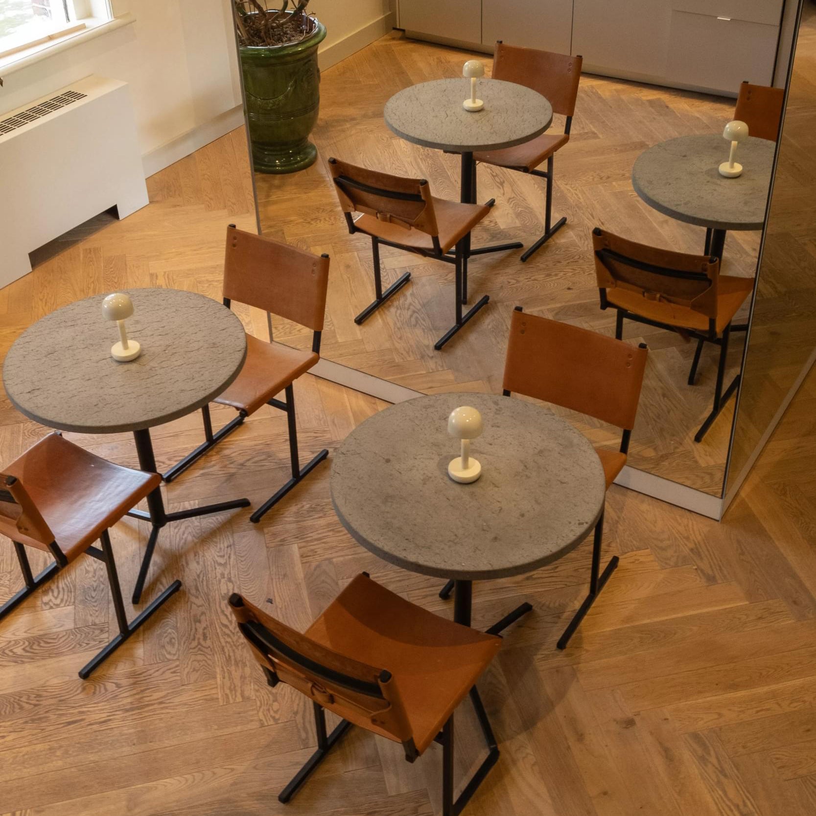 Humble Two Oplaadbare Tafellamp Ivory│twee stuks op ronde tafel voor spiegel│art. HUMTL00218