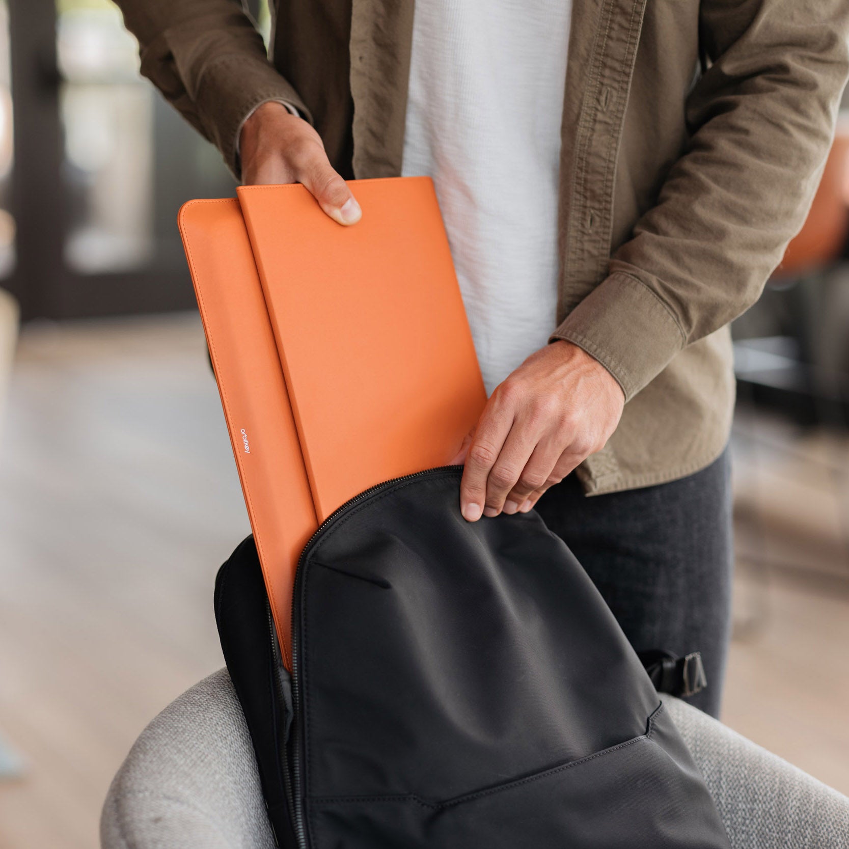 Hybrid Laptop Sleeve 14" Terracotta│Orbitkey│art. WH41-TER-105│in rugzak