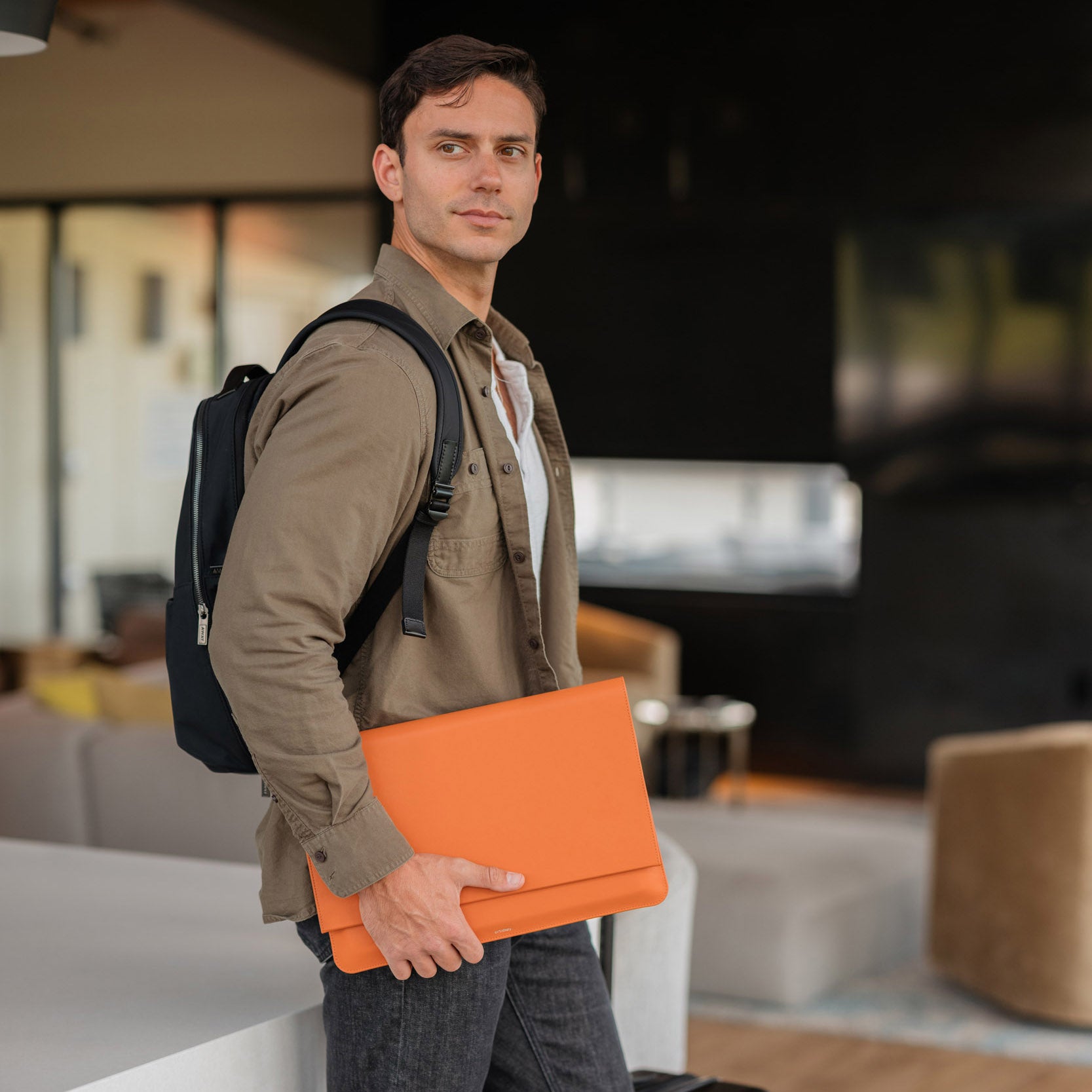 Hybrid Laptop Sleeve 14" Terracotta│Orbitkey│art. WH41-TER-105│man draagt laptophoes onder arm