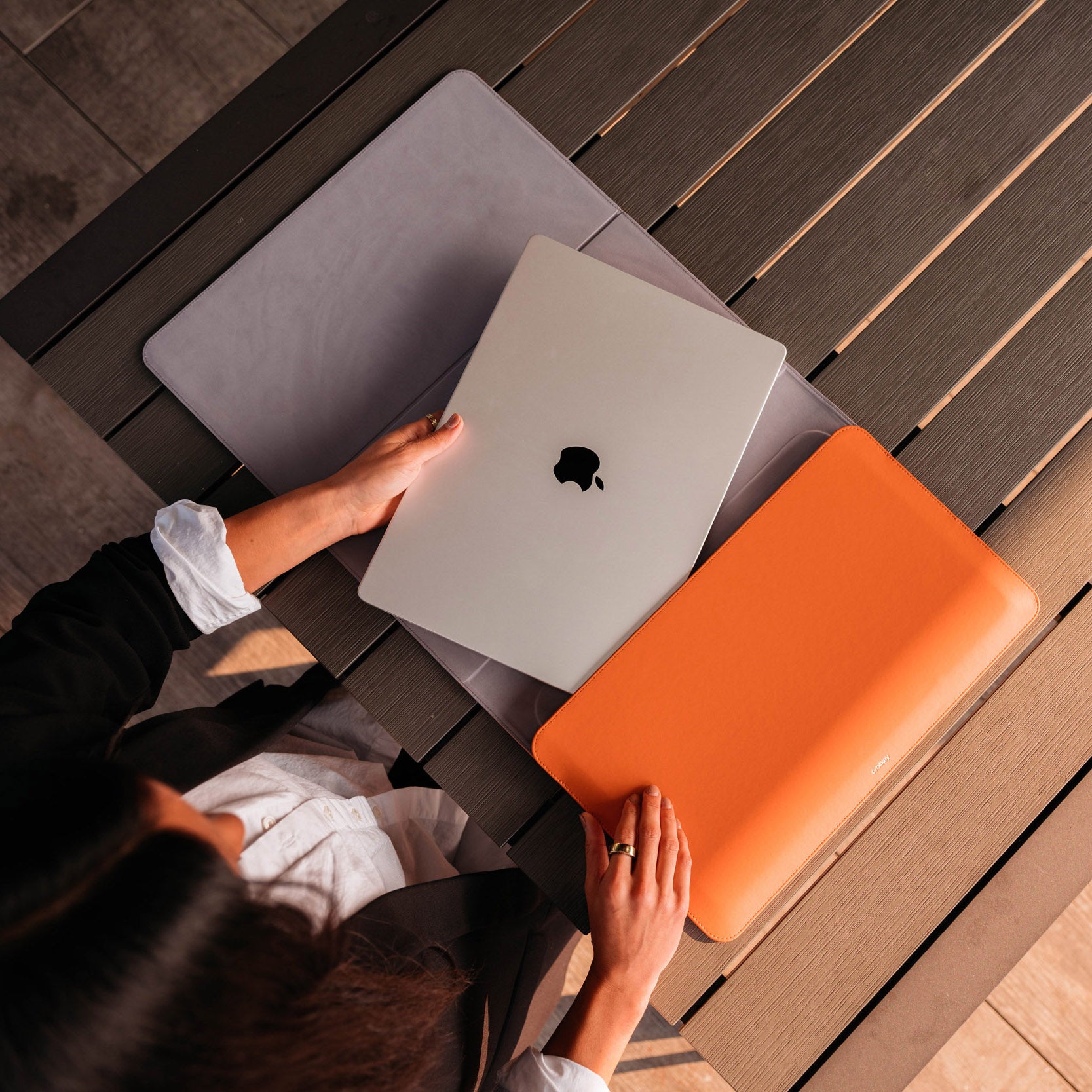 Hybrid Laptop Sleeve 14" Terracotta│Orbitkey│art. WH41-TER-105│bovenaanzicht vrouw stopt laptop in hoes