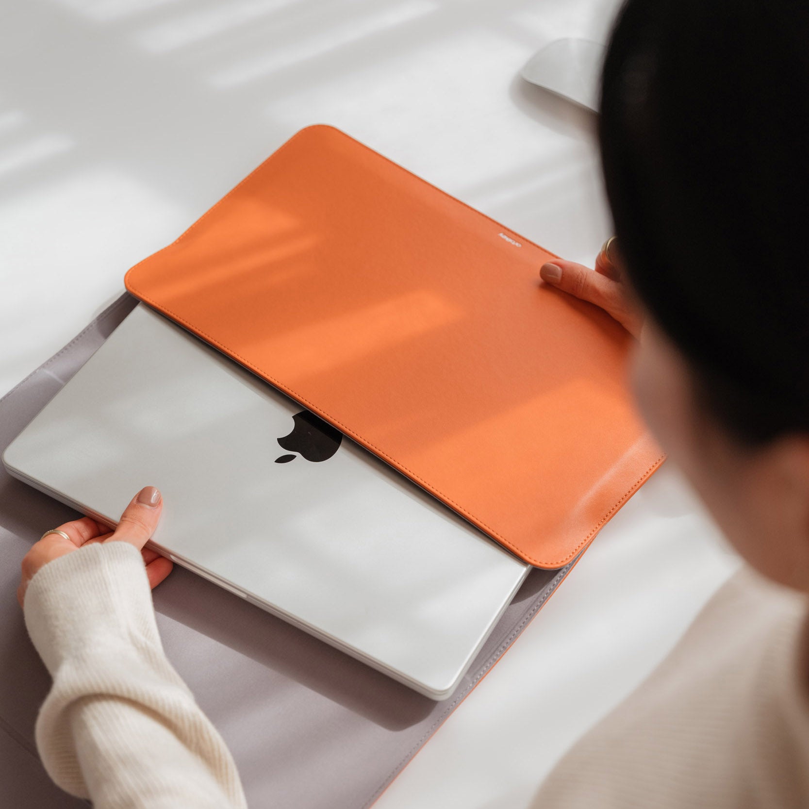 Hybrid Laptop Sleeve 14" Terracotta│Orbitkey│art. WH41-TER-105│vrouw stopt laptop in sleeve