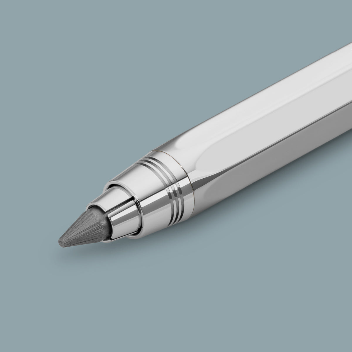 Kaweco Sketch Up Shiny Silver│Vulpotlood Messing│art. 1511194│detail schrijfpunt met grijze achtergrond