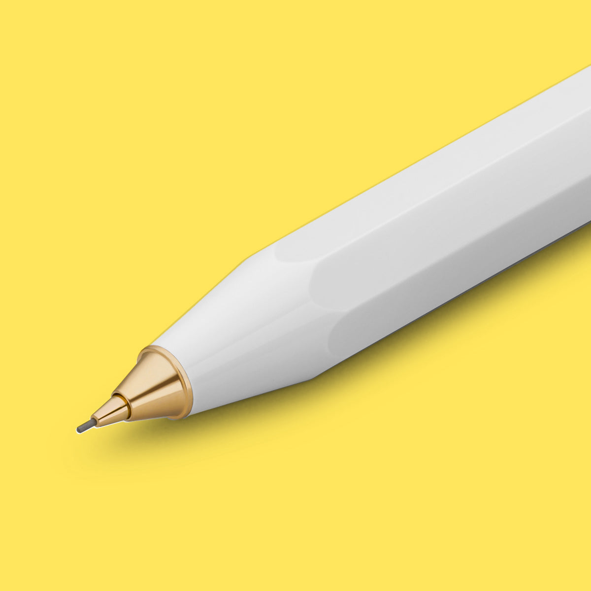 Kaweco CLASSIC SPORT Vulpotlood Wit│art. 1510052│detail schrijfpunt met gele achtergrond