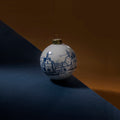 Kerstbal Royal Delft Vermeer│art. 46850400│liggen op blauwe tafel