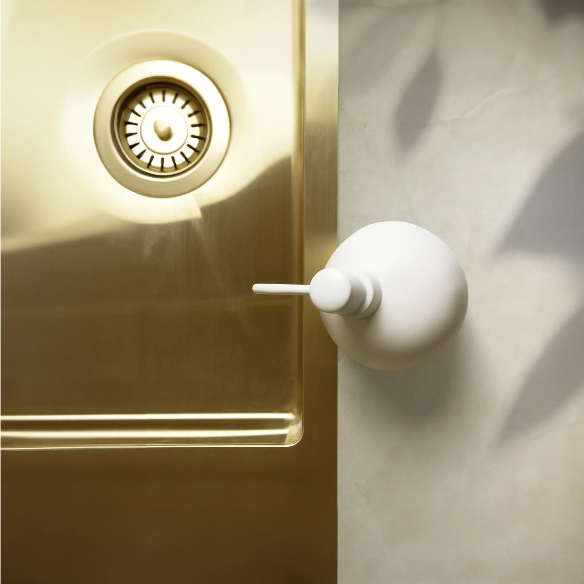 Kiwi Zeepdispenser Wit│Happy Sinks│art. EB-HS-060│bovenaanzicht naast wasbak