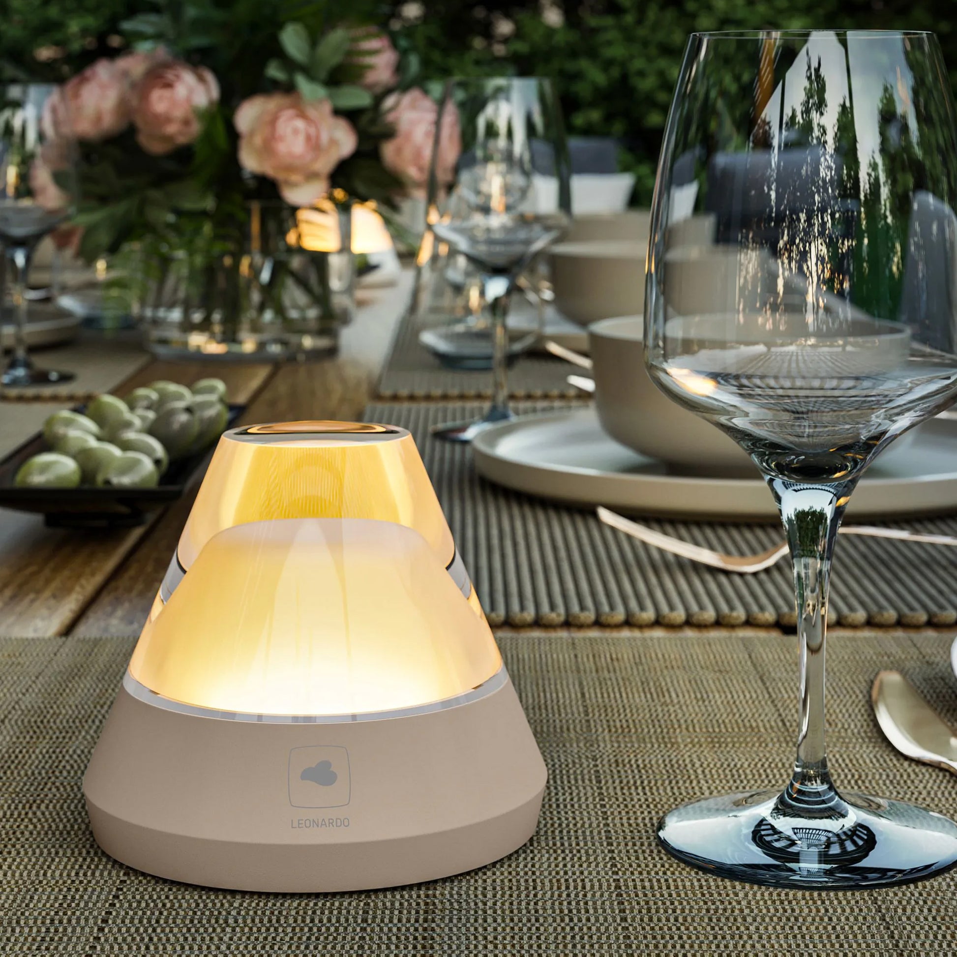 Salerno Sand Oplaadbare Tafellamp│Buitenverlichting│Leonardo│art. 76034│met warm licht aan op buitentafel