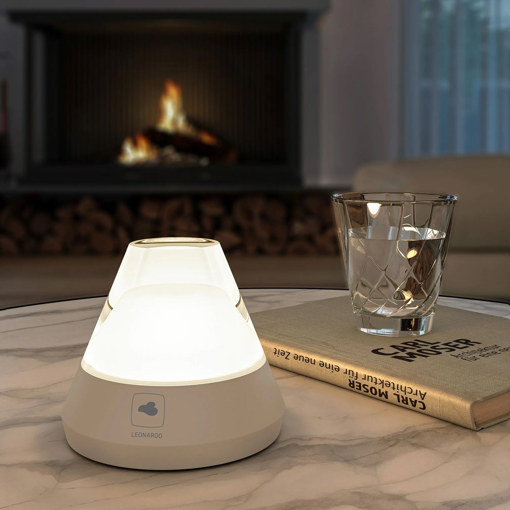 Salerno Sand Oplaadbare Tafellamp│Buitenverlichting│Leonardo│art. 76034│met wit licht aan op salontafel