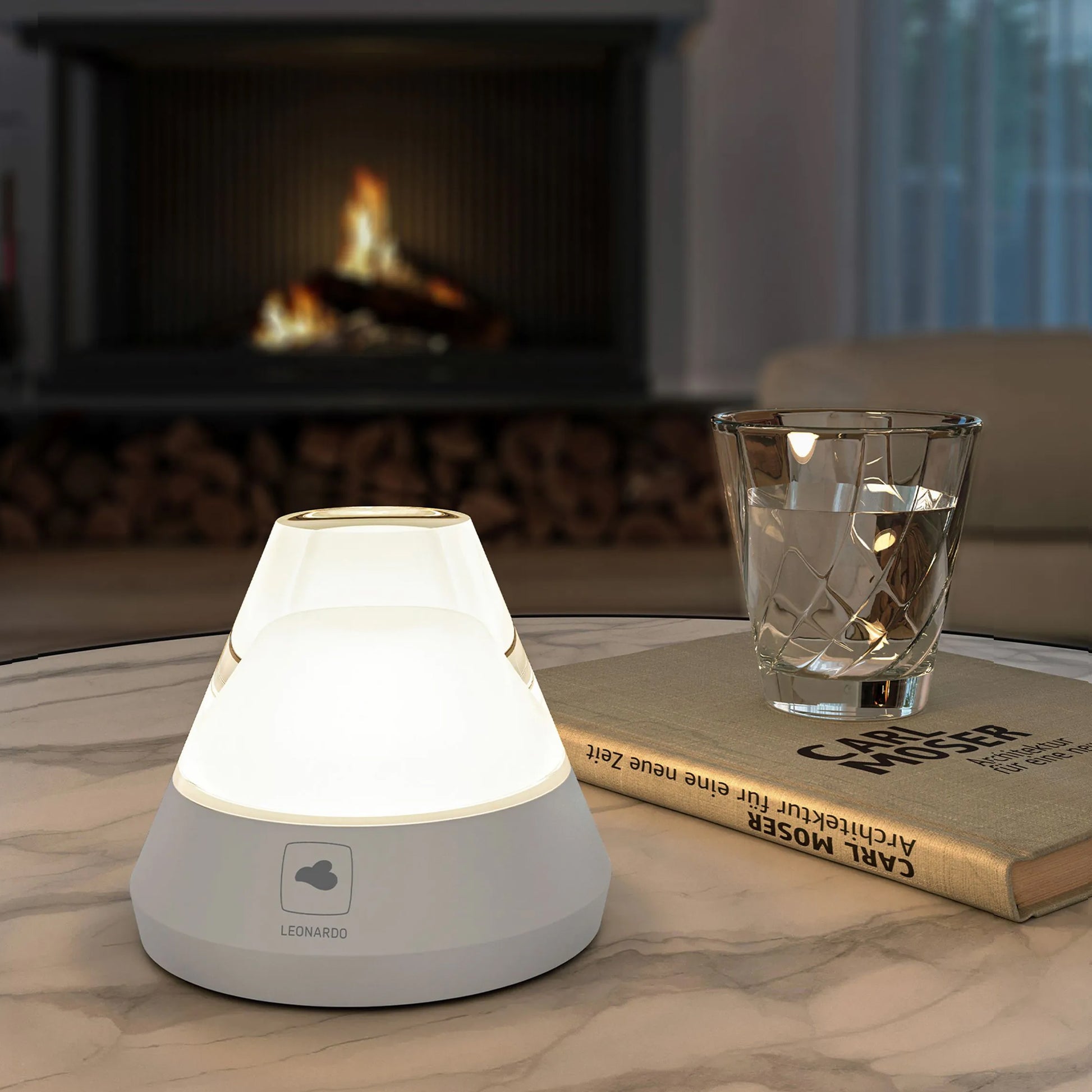 Salerno Wit Oplaadbare Tafellamp│Buitenverlichting│Leonardo│art. 76031│met wit licht aan op salontafel
