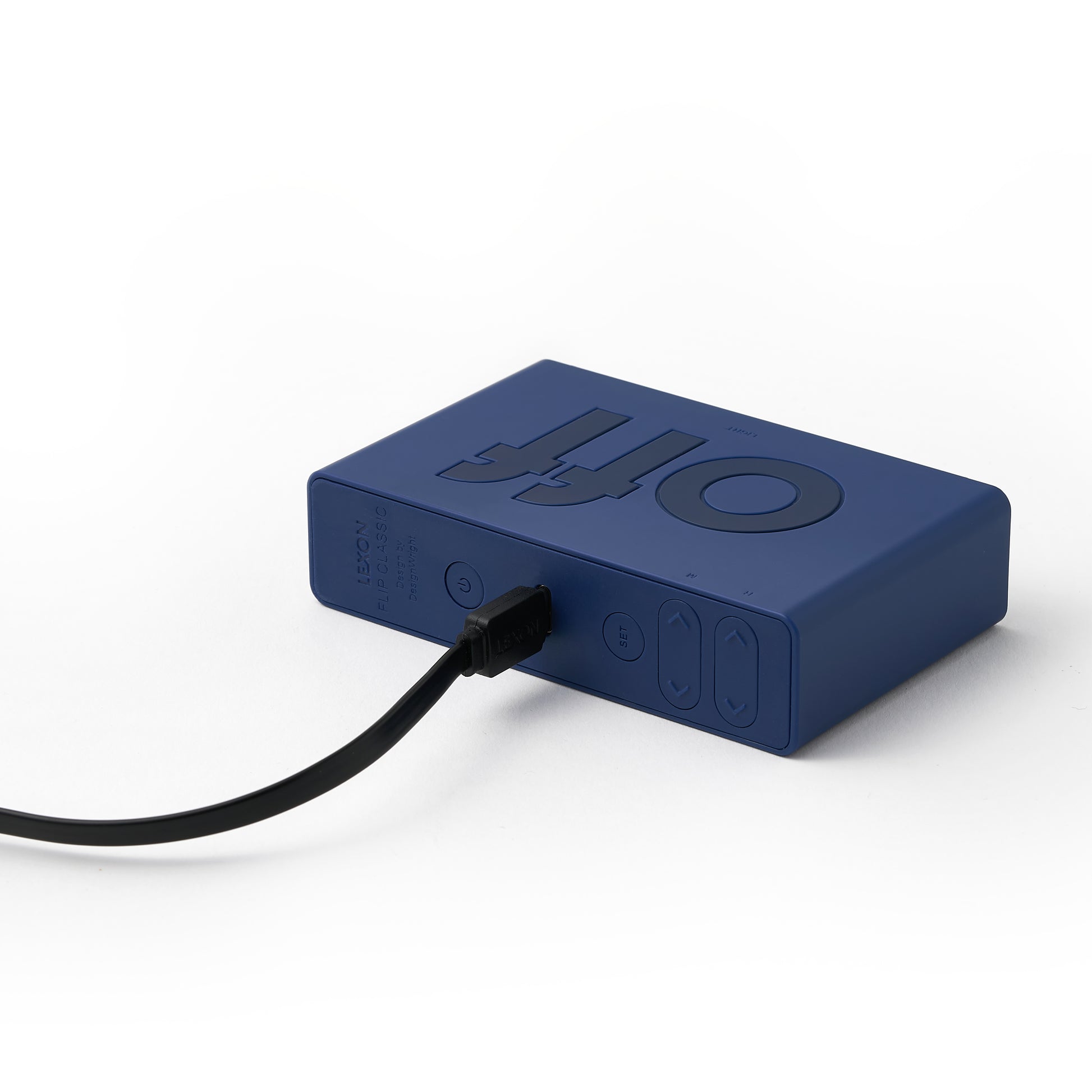 Lexon Flip+ Wekker Donkerblauw│art. LR157DB9│achterkant met USB-C oplaadkabel
