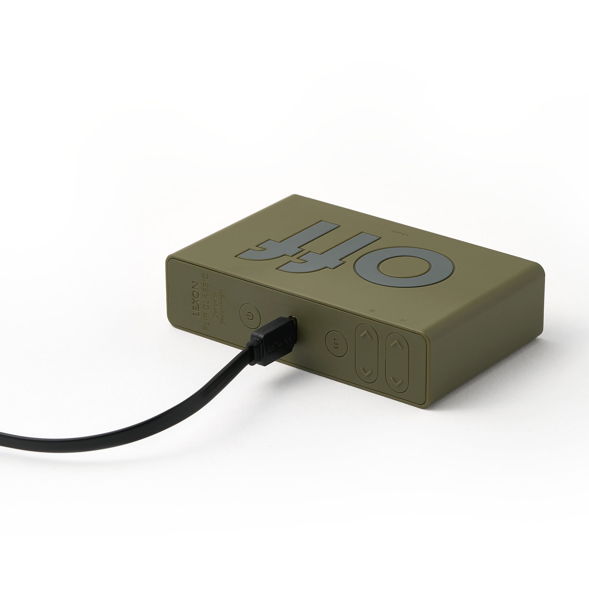 Lexon Flip+ Wekker Khaki│art. LR157K9│achterkant met USB-C oplaadkabel